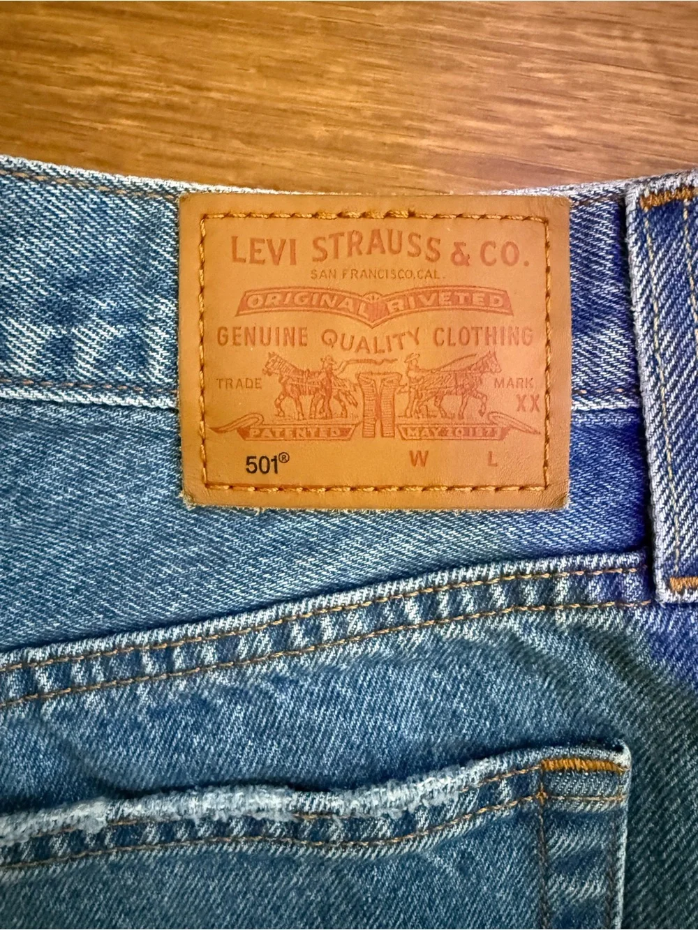 Levi's 501‎ Original Distressed Cut-Off Denim Shorts – Size W28
